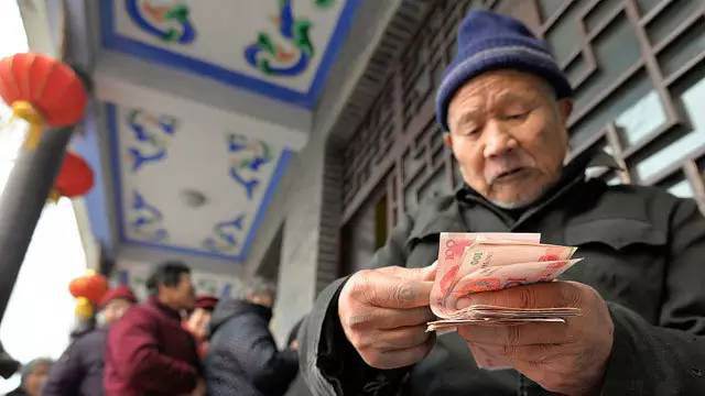 養老金能領(lǐng)多少錢(qián)？又一省公布養老金調整辦法，高齡退休人員有福了